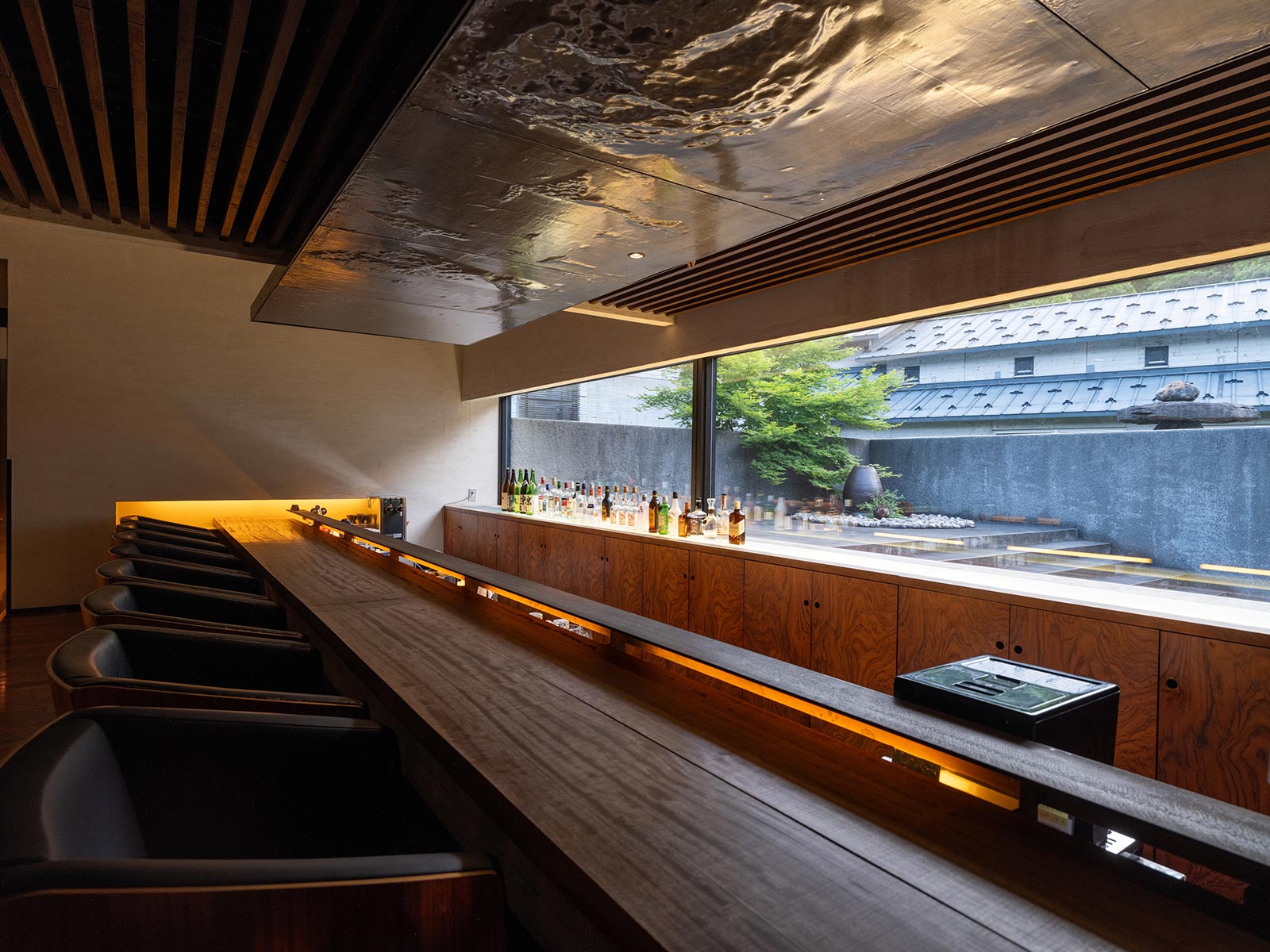 OTARU RETREAT KURAMURE by Onko Chishin, at the table