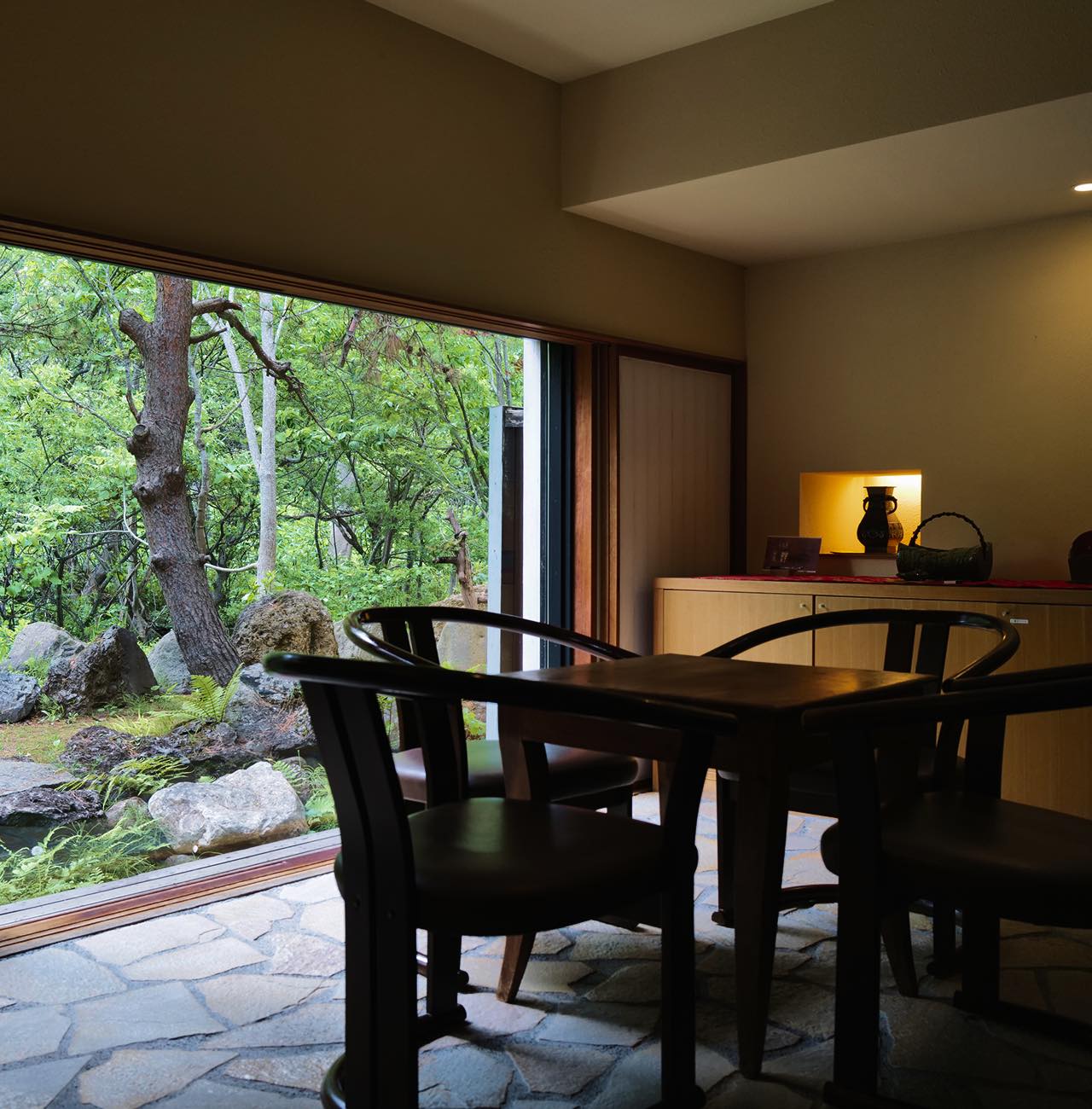OTARU RETREAT KURAMURE by Onko Chishin, at the table