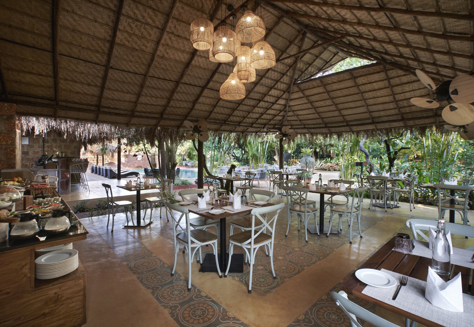 LaRiSa Resort & Spa, Ashwem, at the table