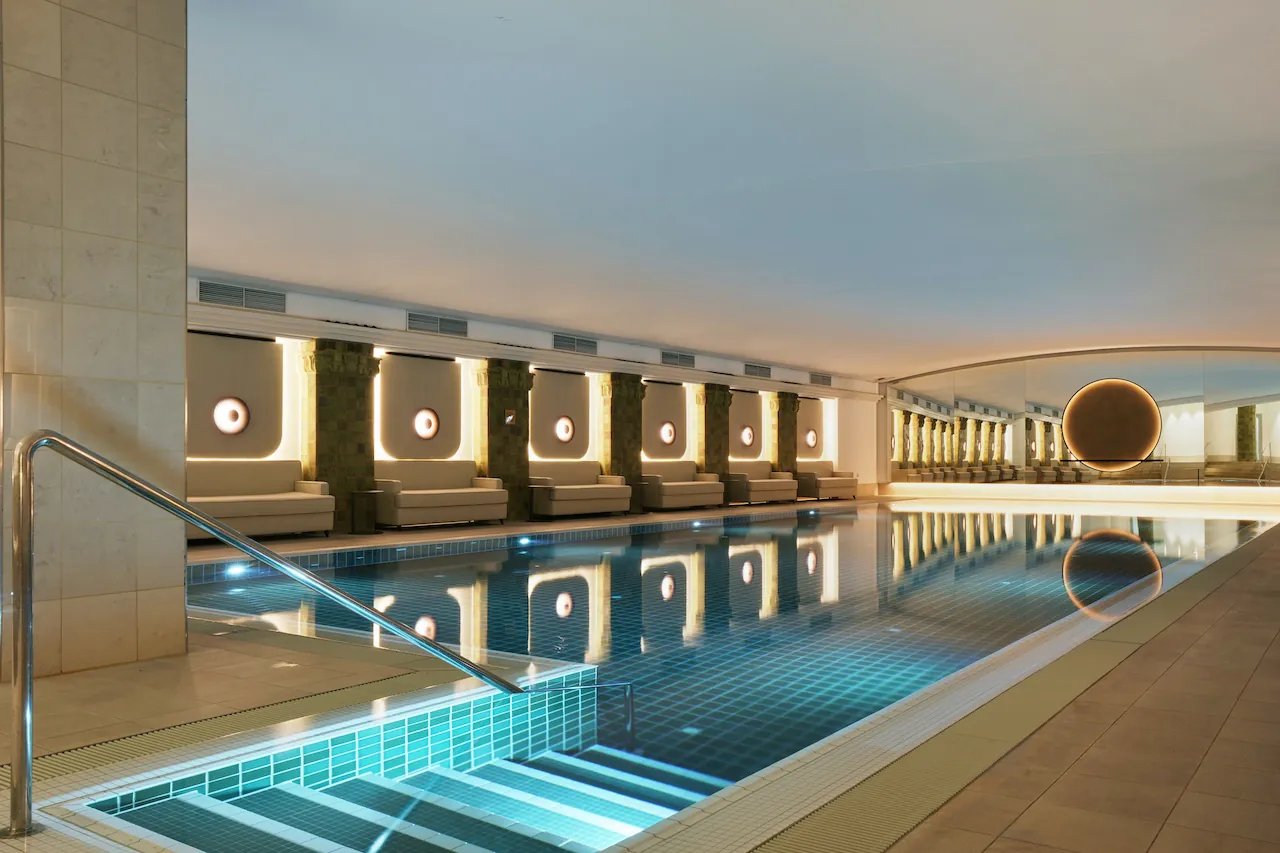 Conrad Hamburg, the pool