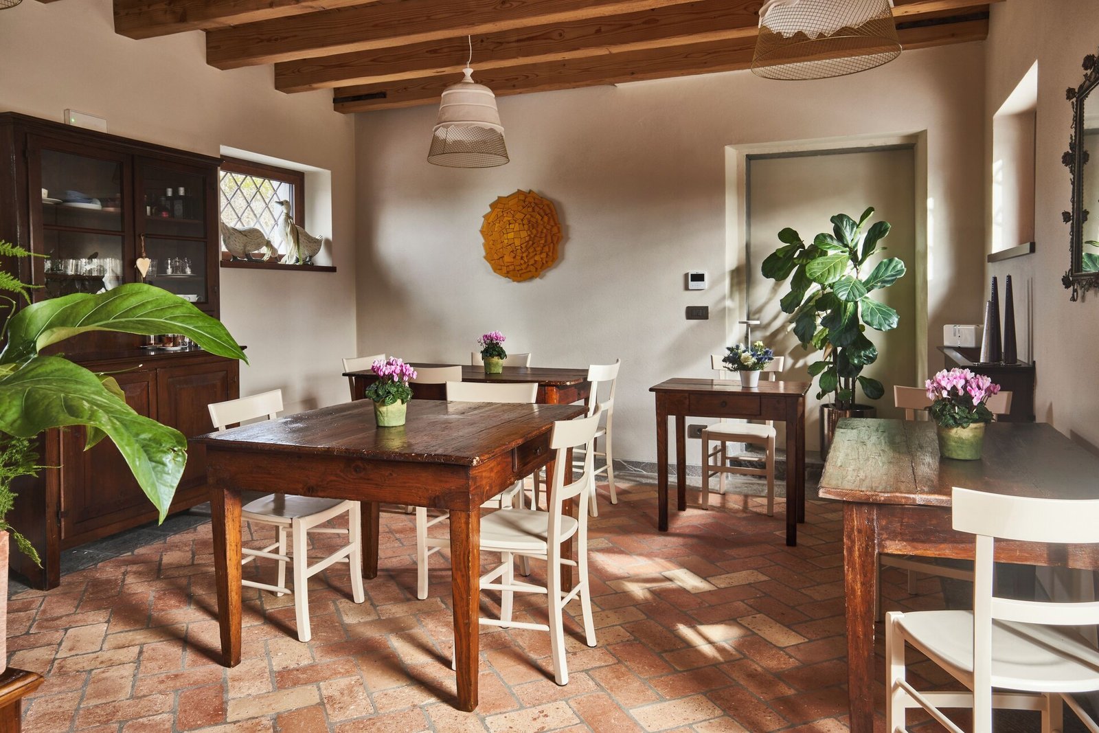 Corte degli Ostinati, at the table