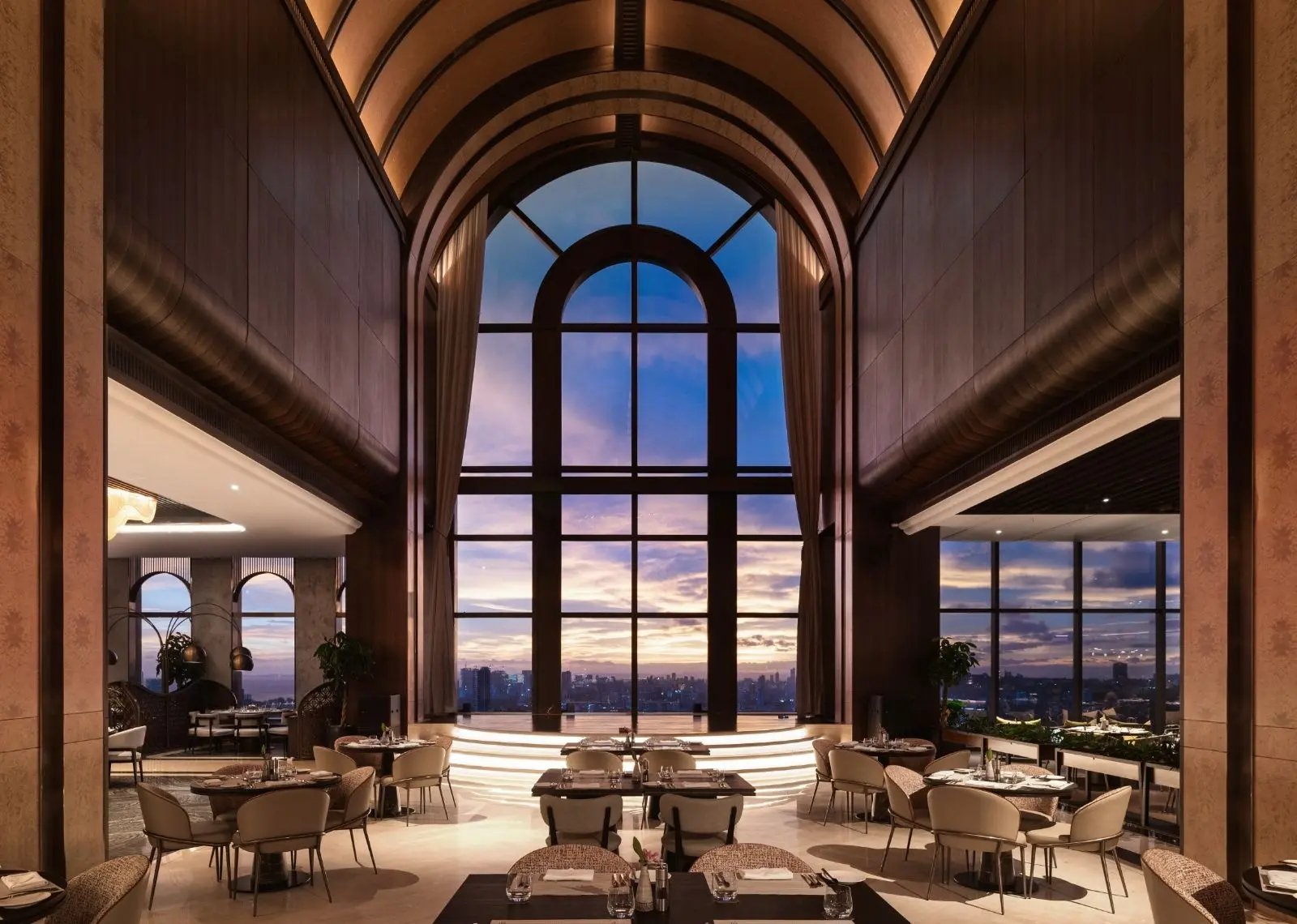 Arjuna Solitaire Hotel, angkasa restaurant & bar
