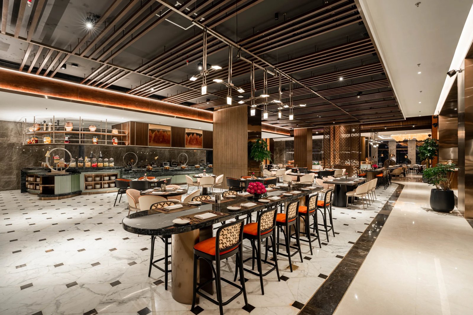 Arjuna Solitaire Hotel, angkasa restaurant & bar