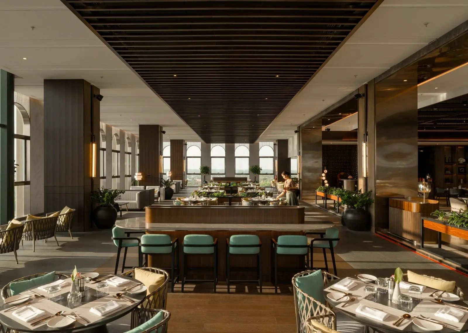 Arjuna Solitaire Hotel, angkasa restaurant & bar