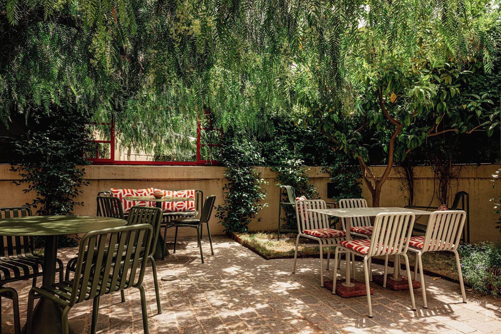 Hôtel Le Mosaïque, at the table