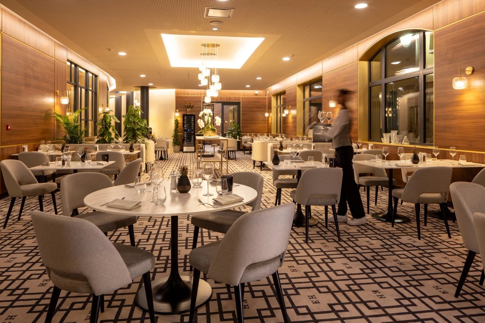 Epona Hôtel Sens, at the table
