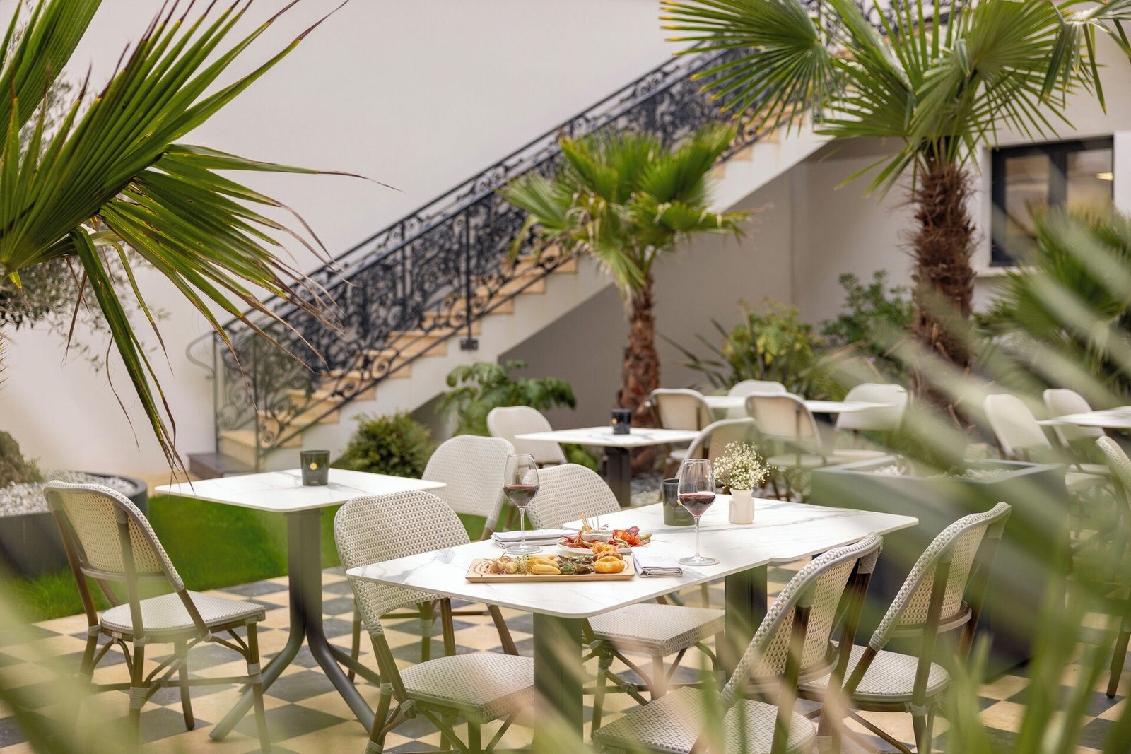 Epona Hôtel Sens, at the table