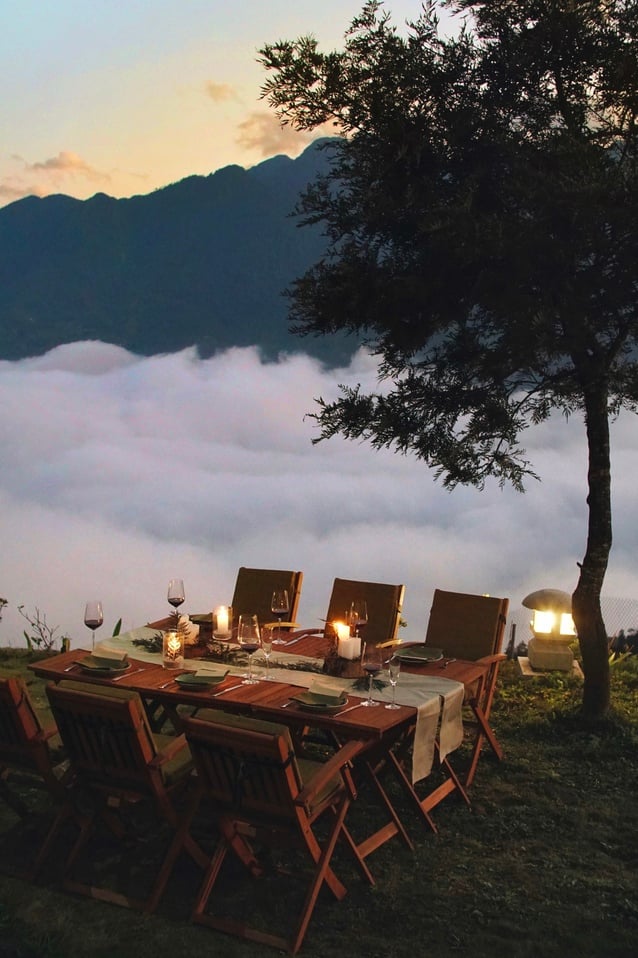 Ville De Mont Mountain Resort, at the table
