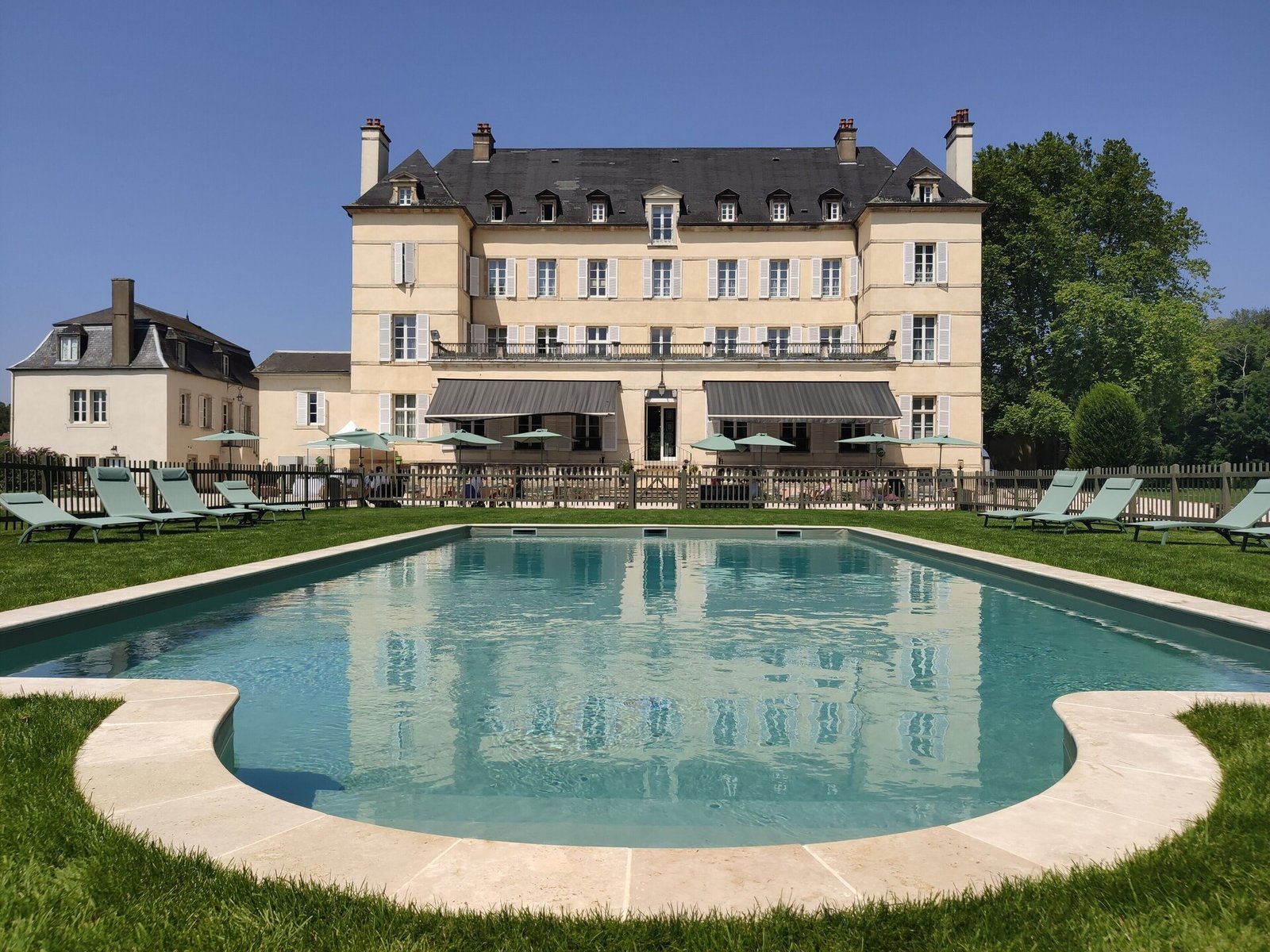 Chateau De Saulon, the pool