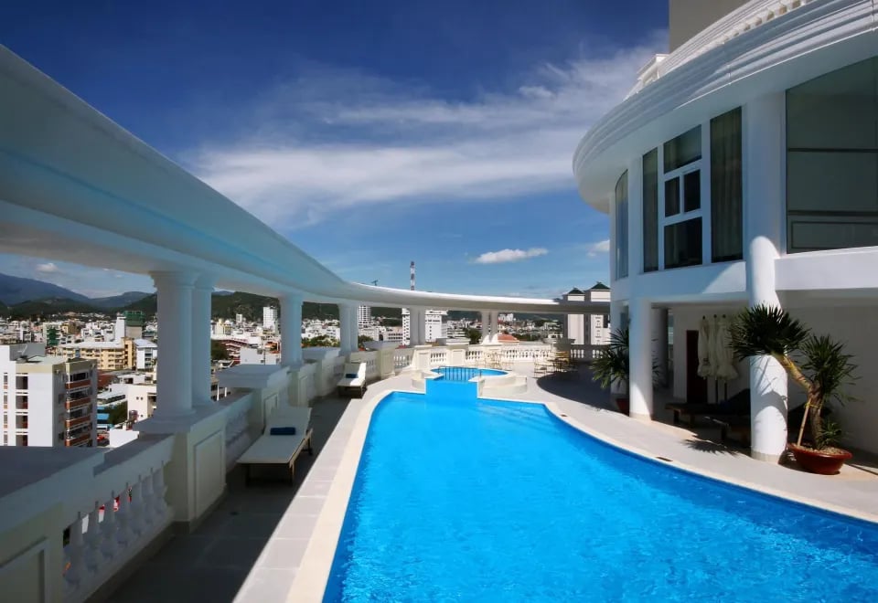 Nha Trang Palace Hotel, the pool