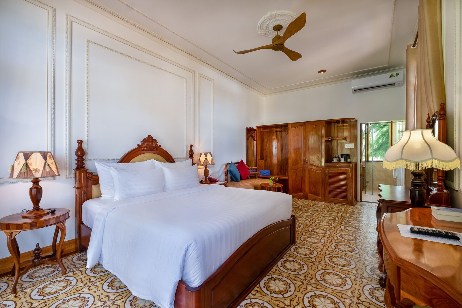 Coco Palm Beach Resort & Spa — vibe