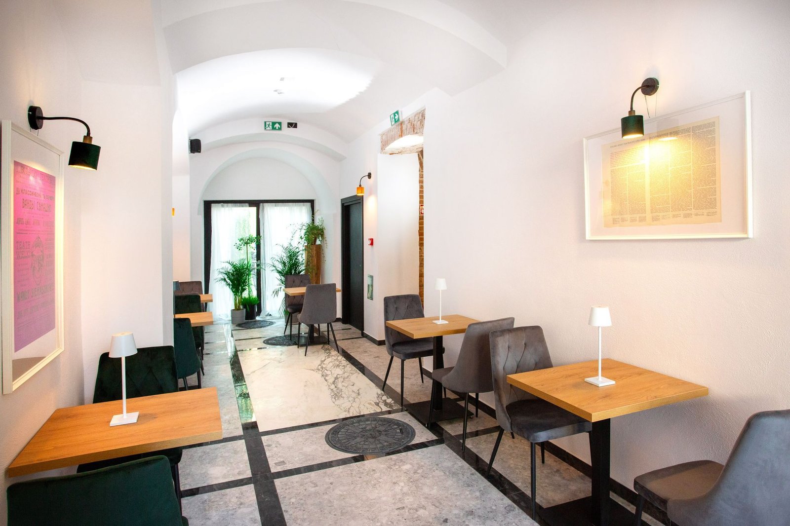 Hotel Teatr, at the table
