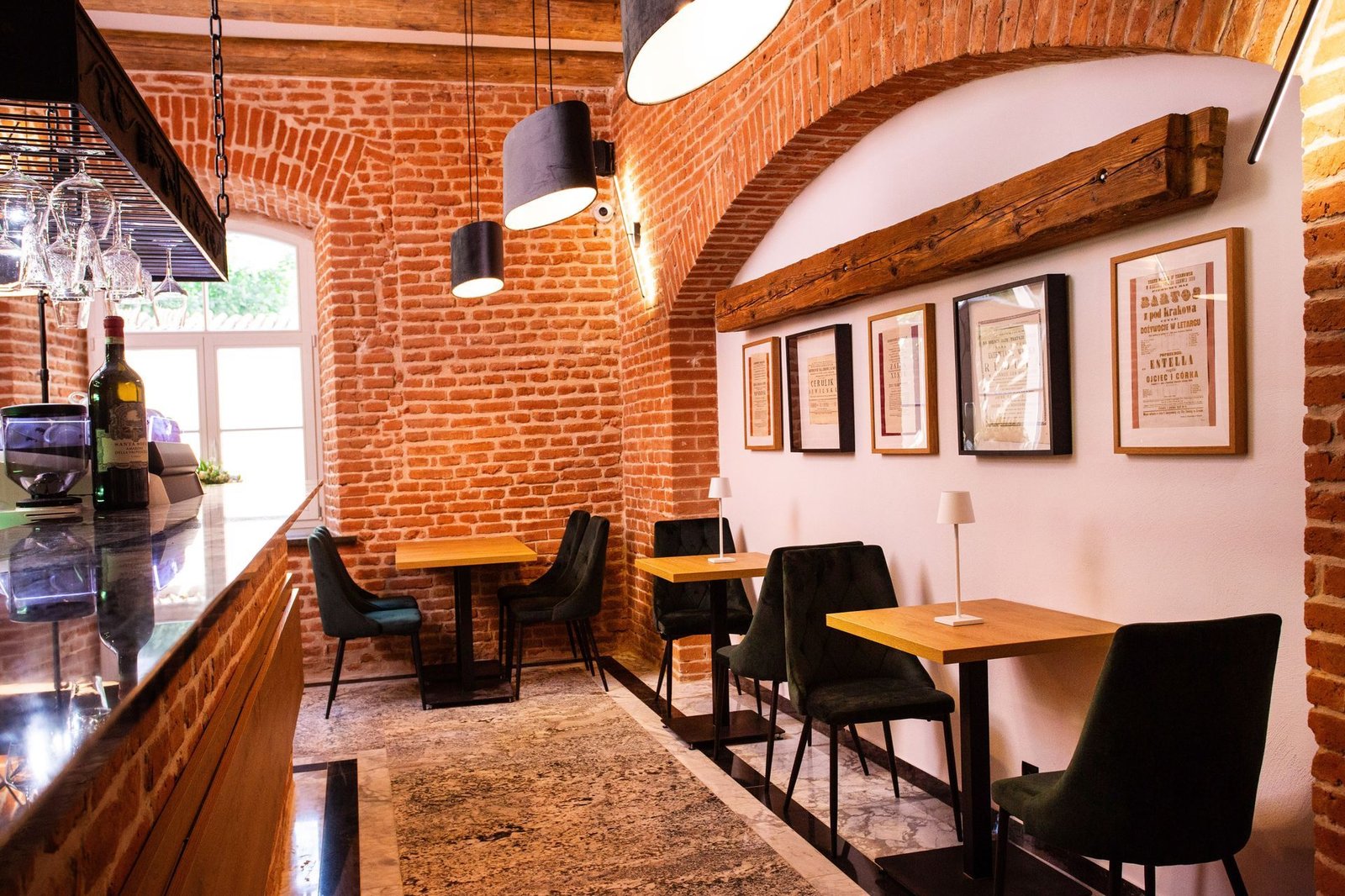 Hotel Teatr, at the table
