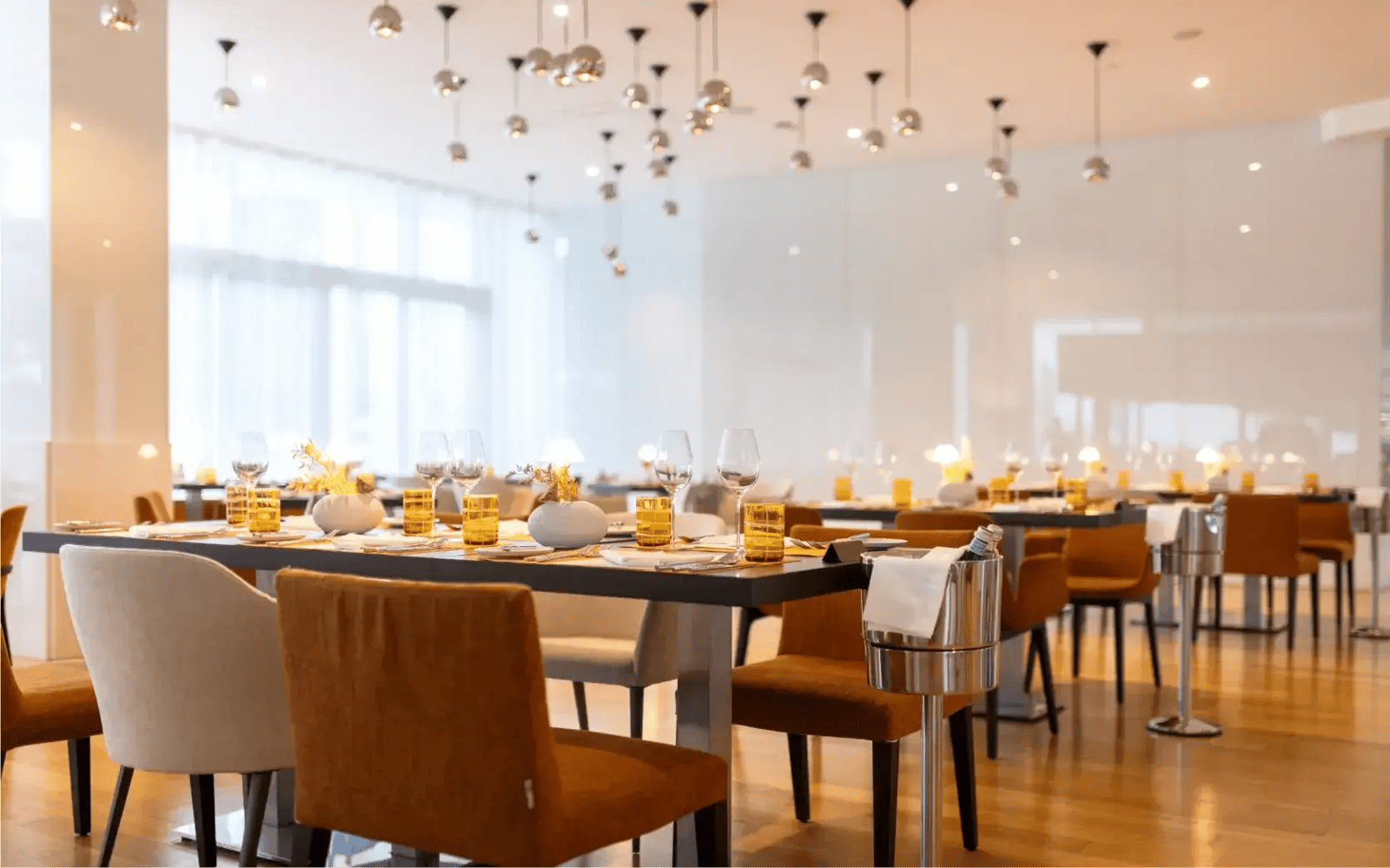 Hotel Bellevue, at the table