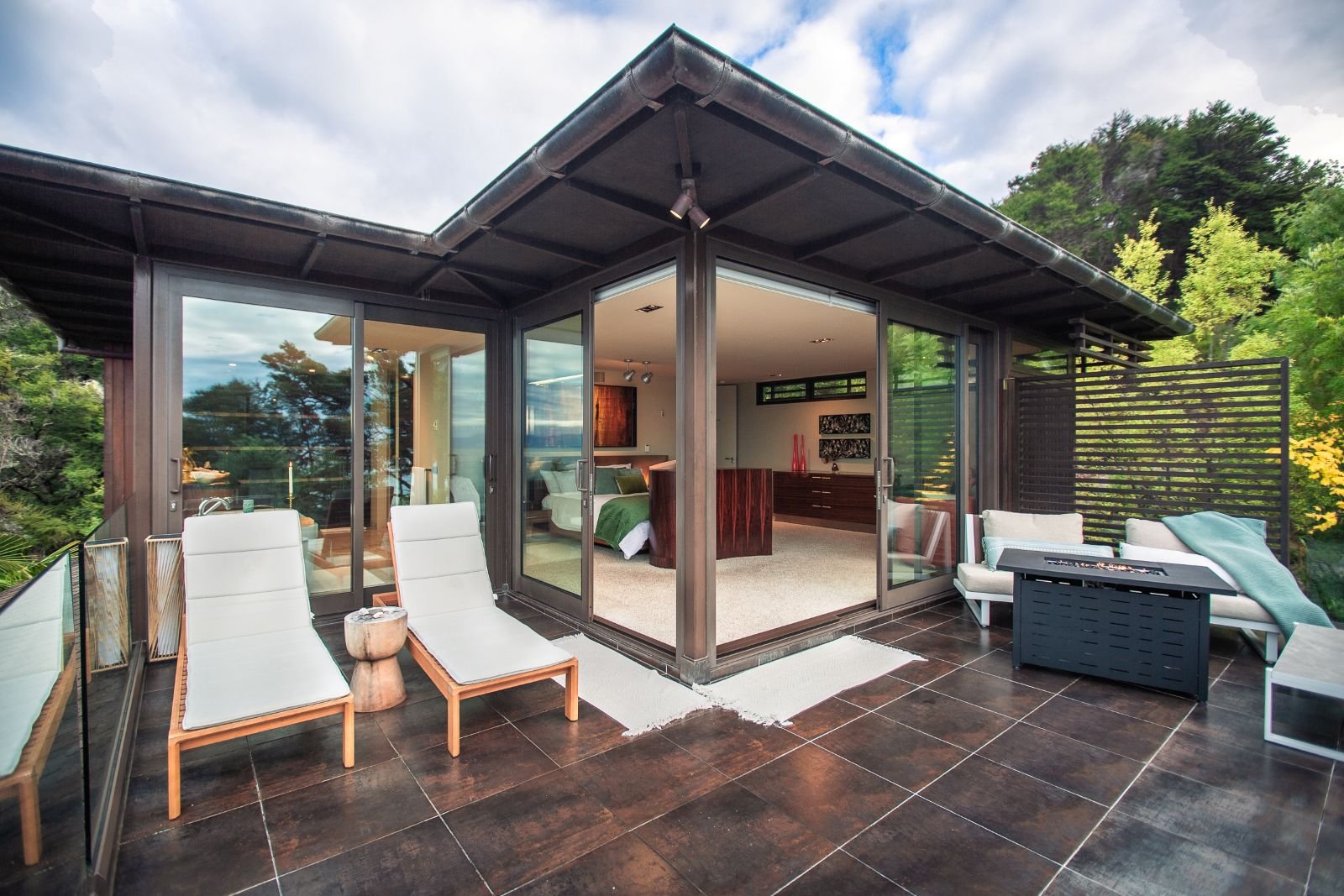 Lodge by the beach