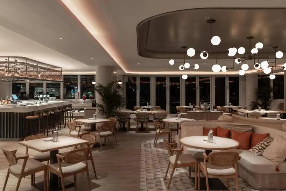 Hotel dùa Kenting, at the table