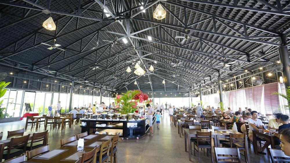 Diamond Bay Resort & Spa — eat & drink