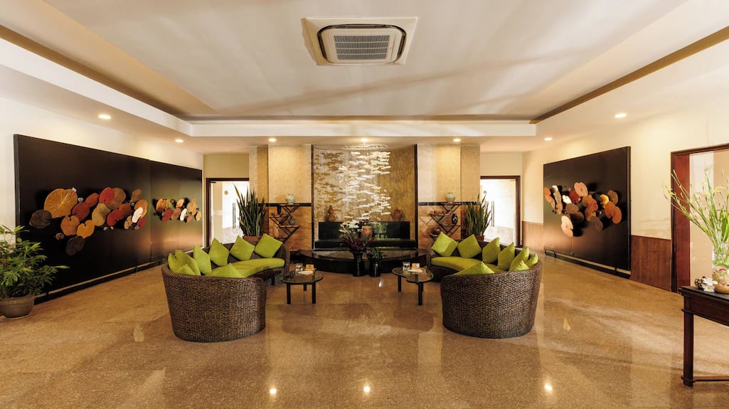 Diamond Bay Resort & Spa — vibe