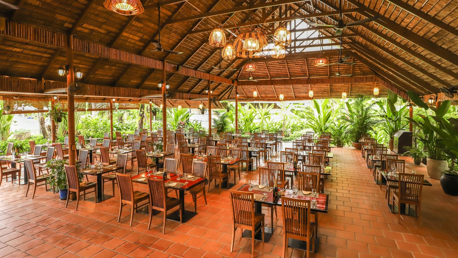 Diamond Bay Resort & Spa — eat & drink