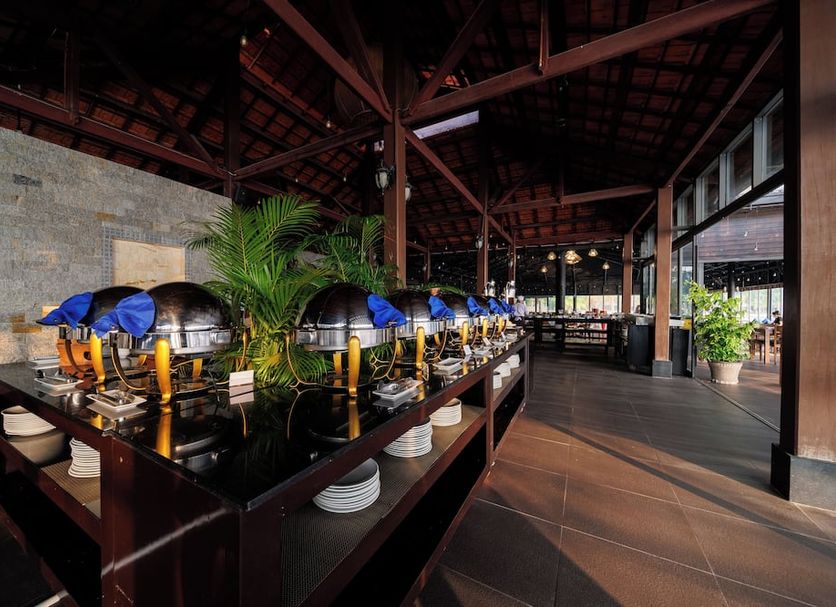 Diamond Bay Resort & Spa, at the table