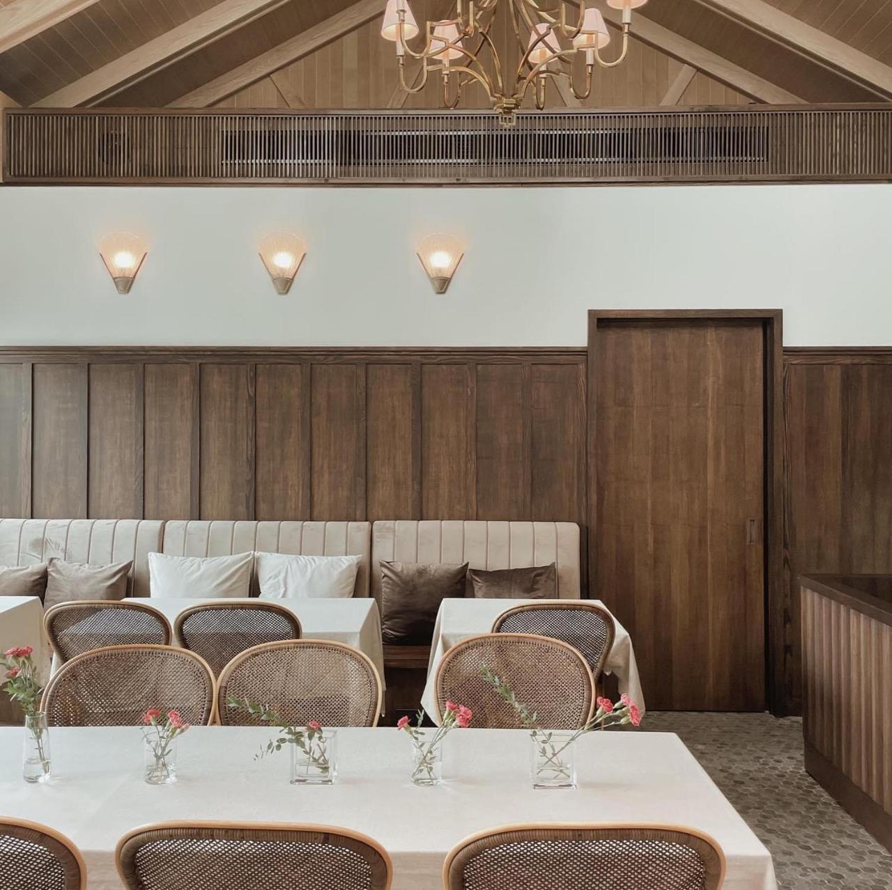 Hotel Verdigris, at the table