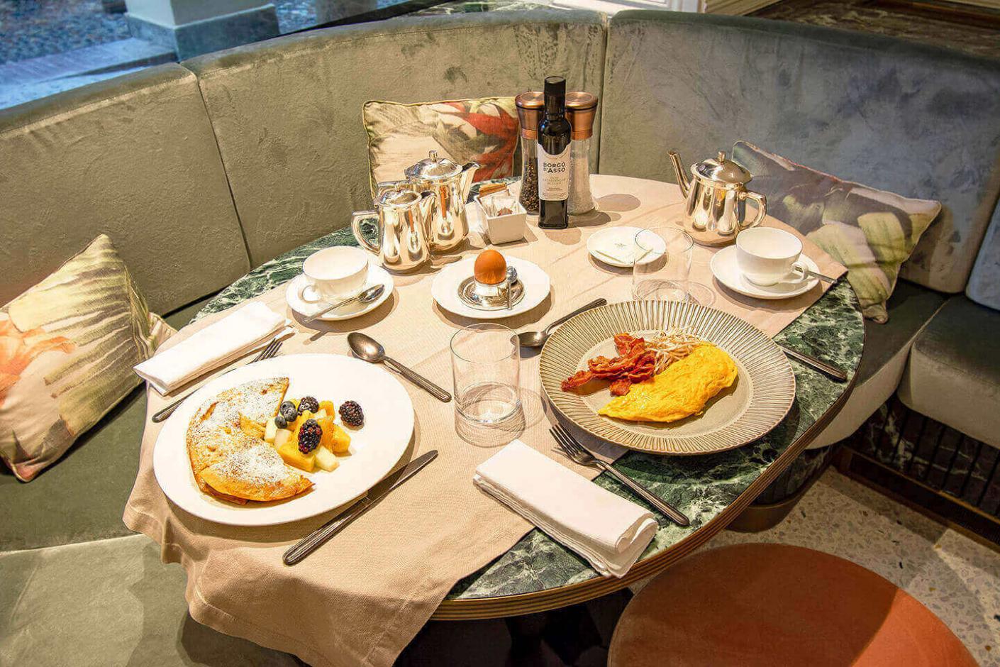 Hotel Corona D'oro, at the table