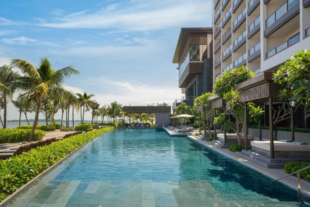InterContinental Halong Bay Resort by IHG, the gym and pool