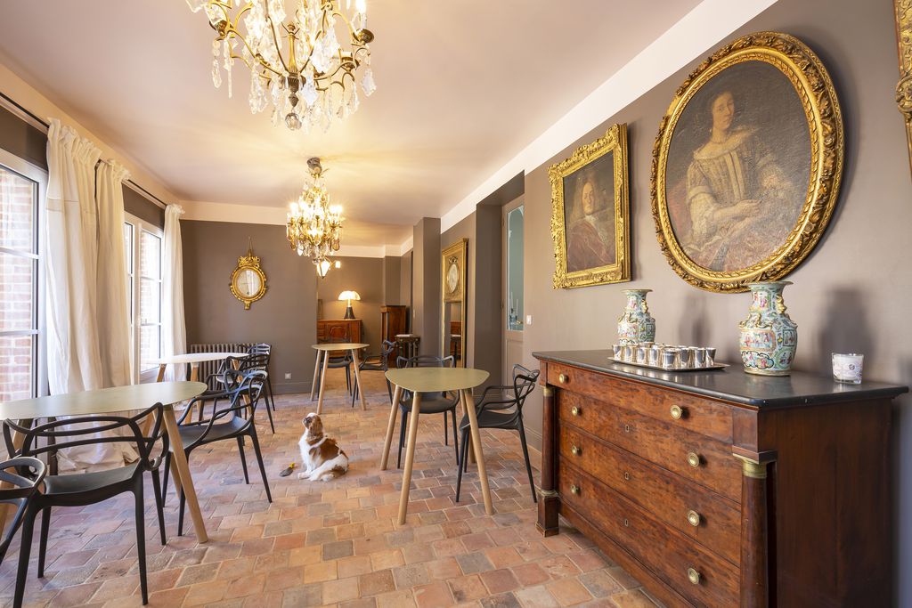 Les Myrrophores M1712 - Chambres d'Hôtes et SPA, at the table