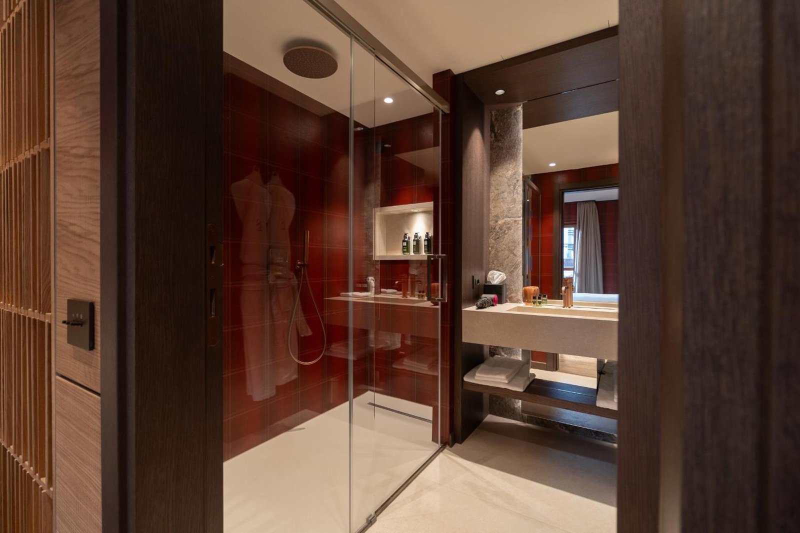 Eight Cortina, rooms