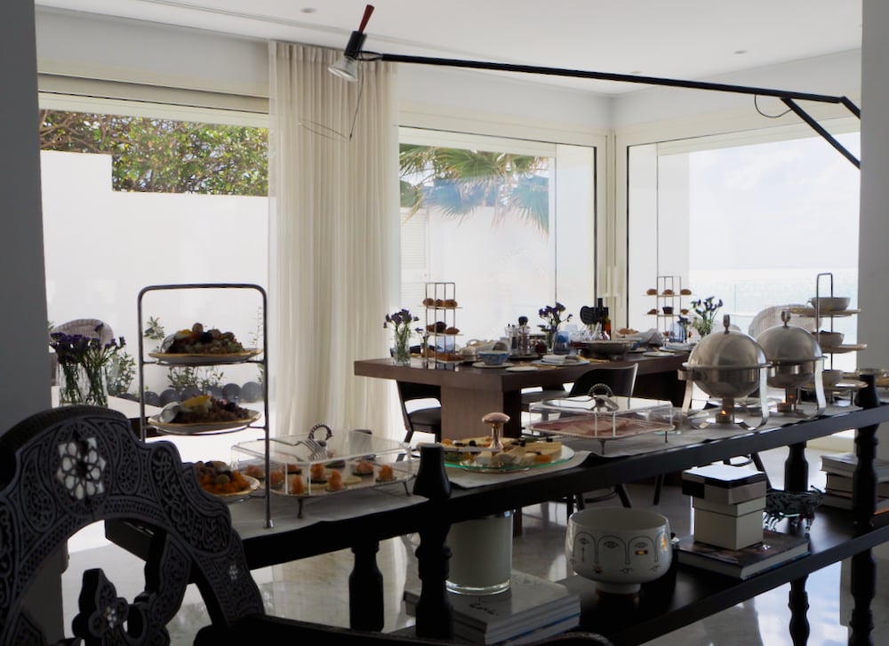 Maison Dedine, at the table
