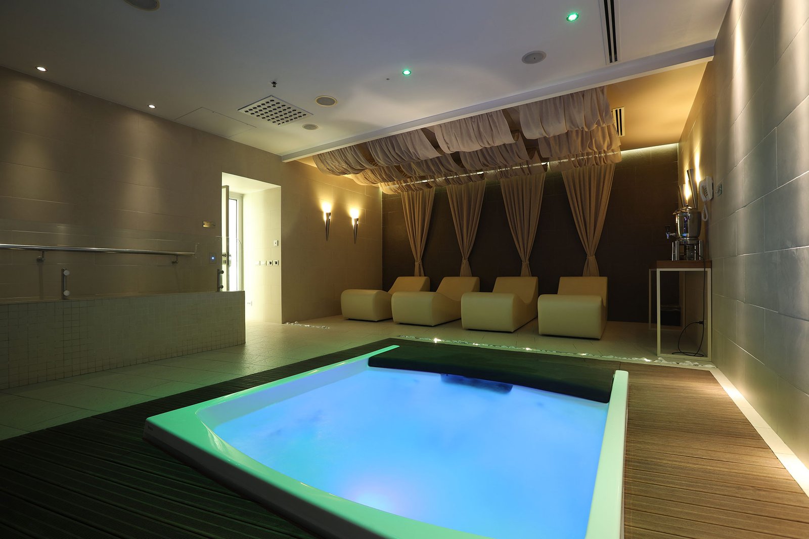 Grand Hotel Yerevan, the hydro pool