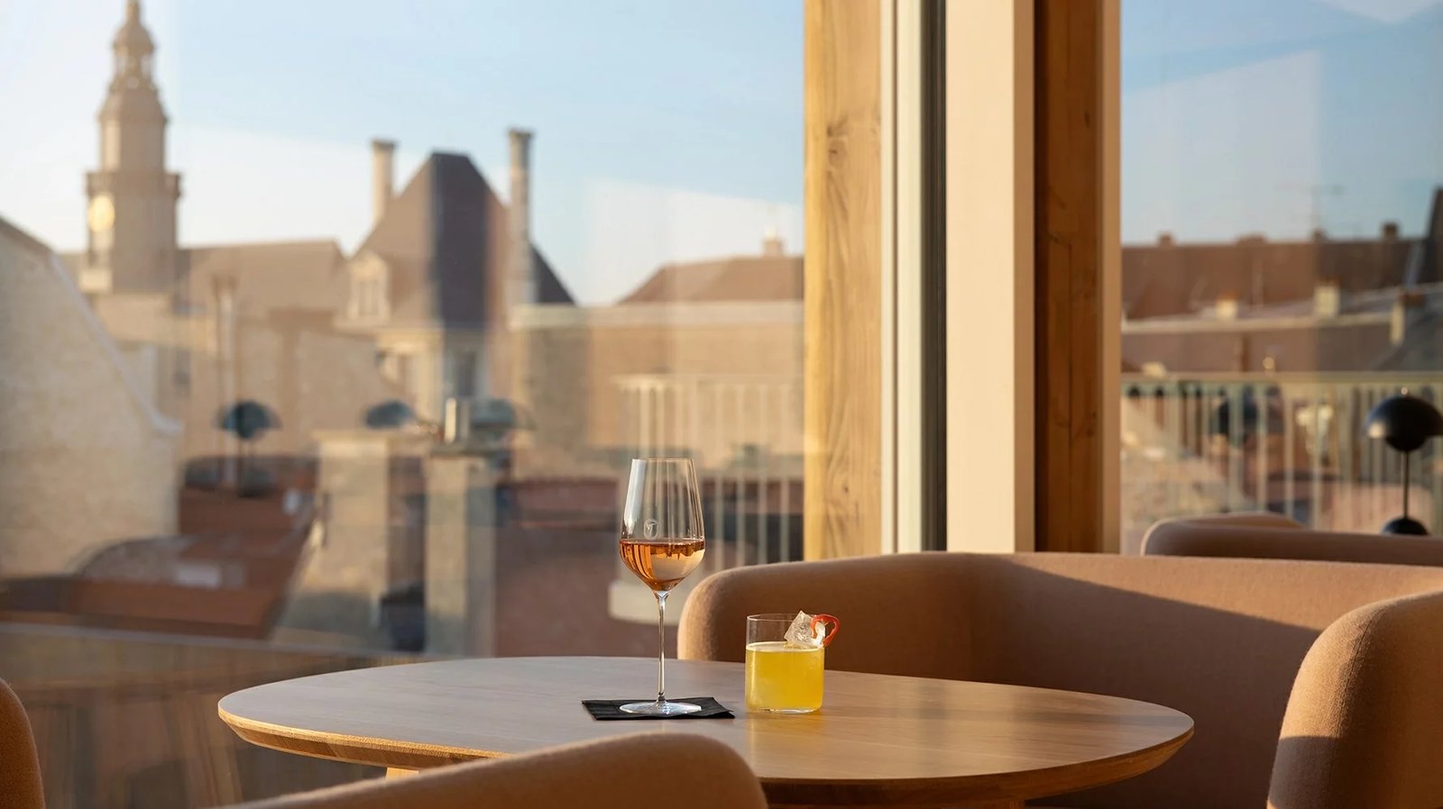 Le N°3 par Champagne Thiénot - Hôtel, at the table