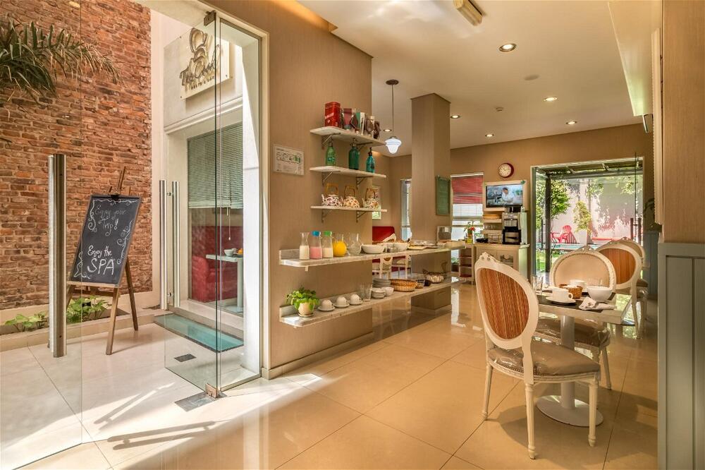 Duque Hotel Boutique & Spa, at the table