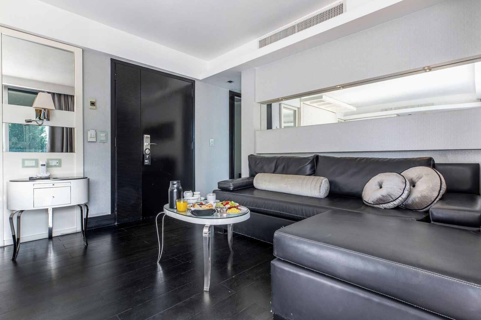 1828 Smart Hotel