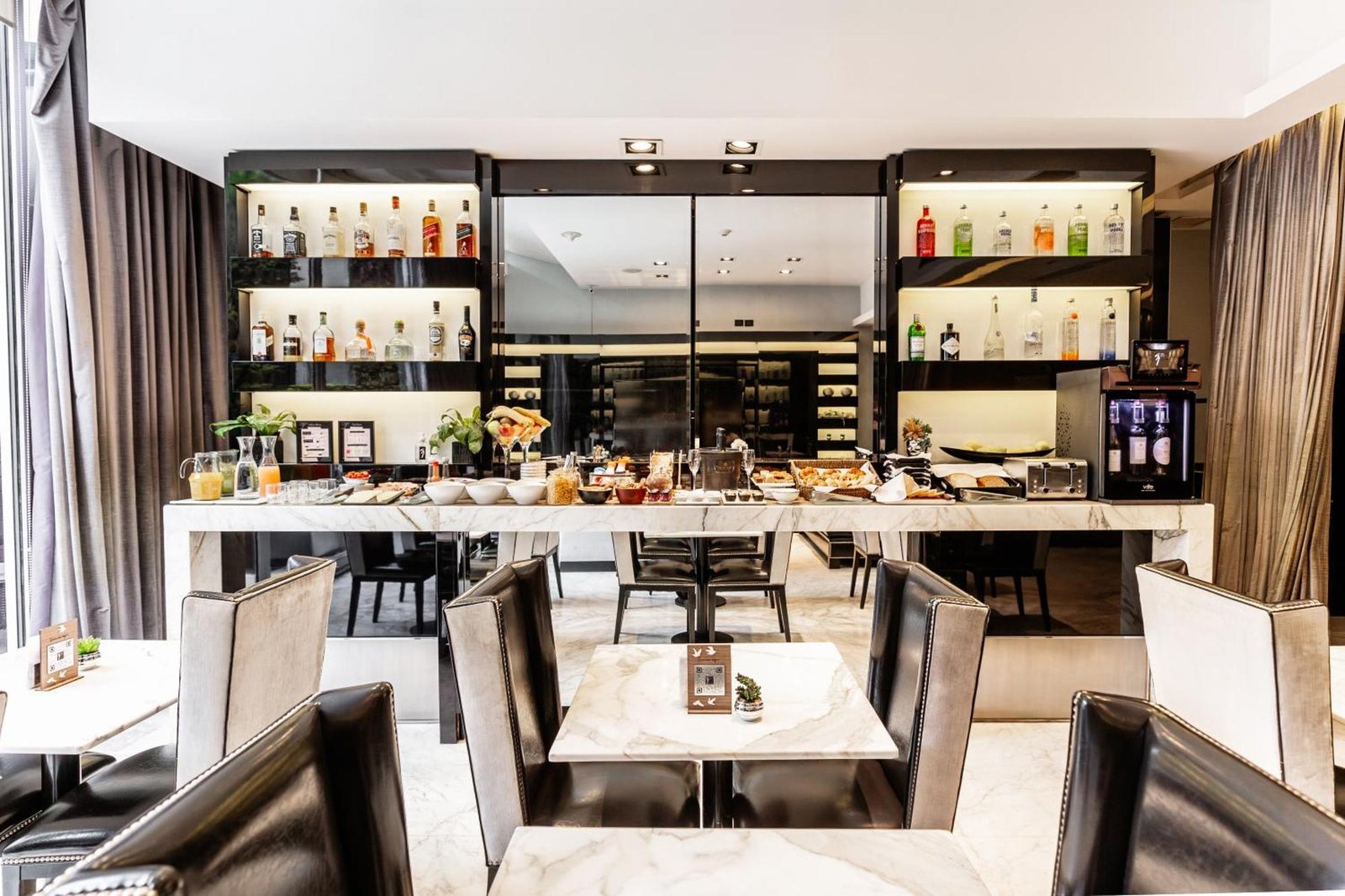1828 Smart Hotel, piano lounge