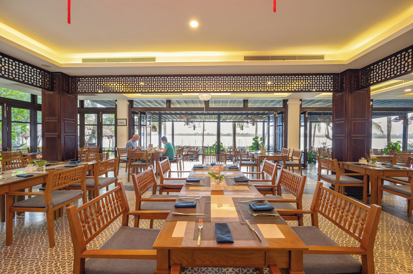 Vinh Hung Riverside Resort & Spa, red tile restaurant