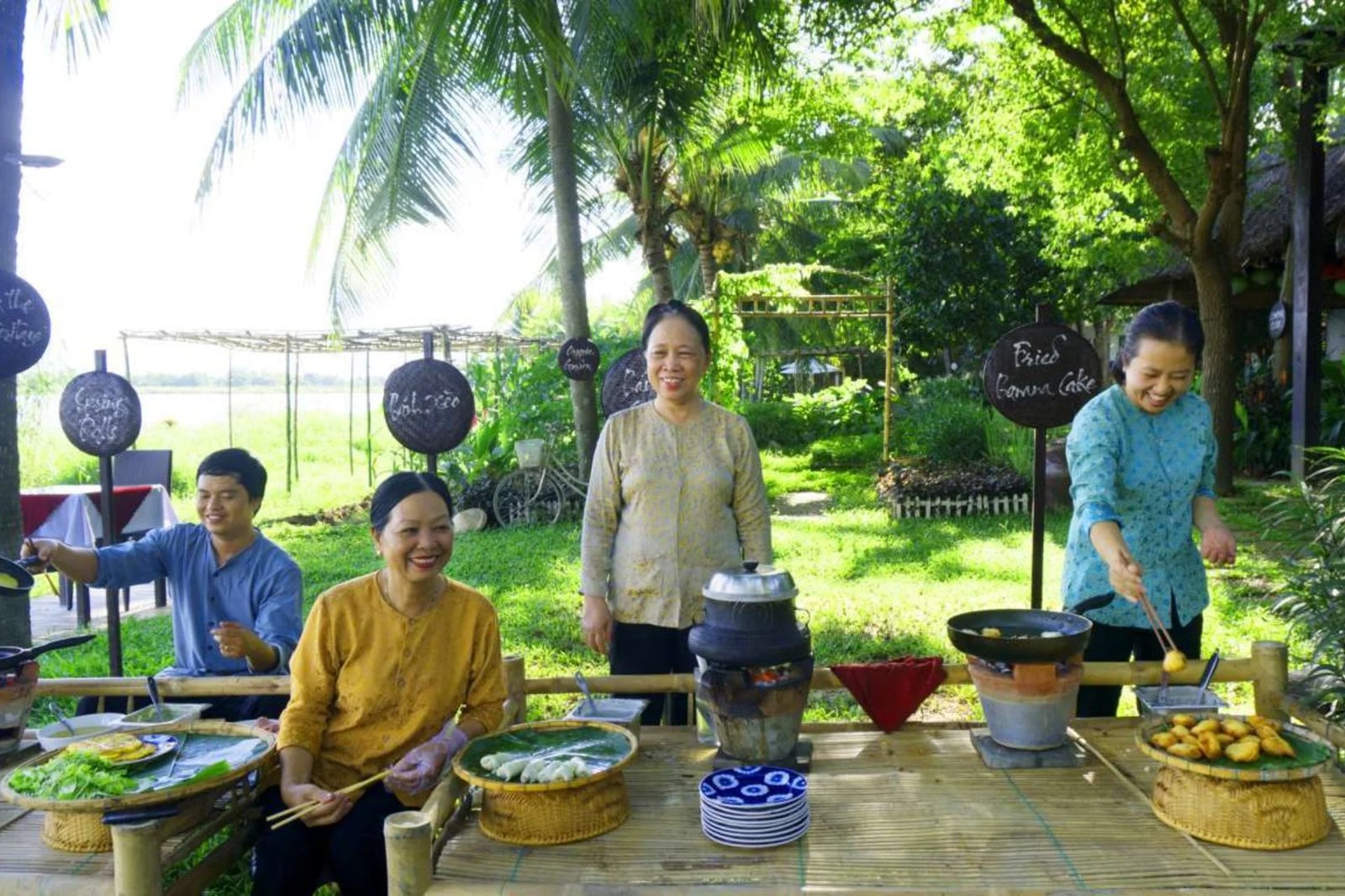 Vinh Hung Riverside Resort & Spa, at the table