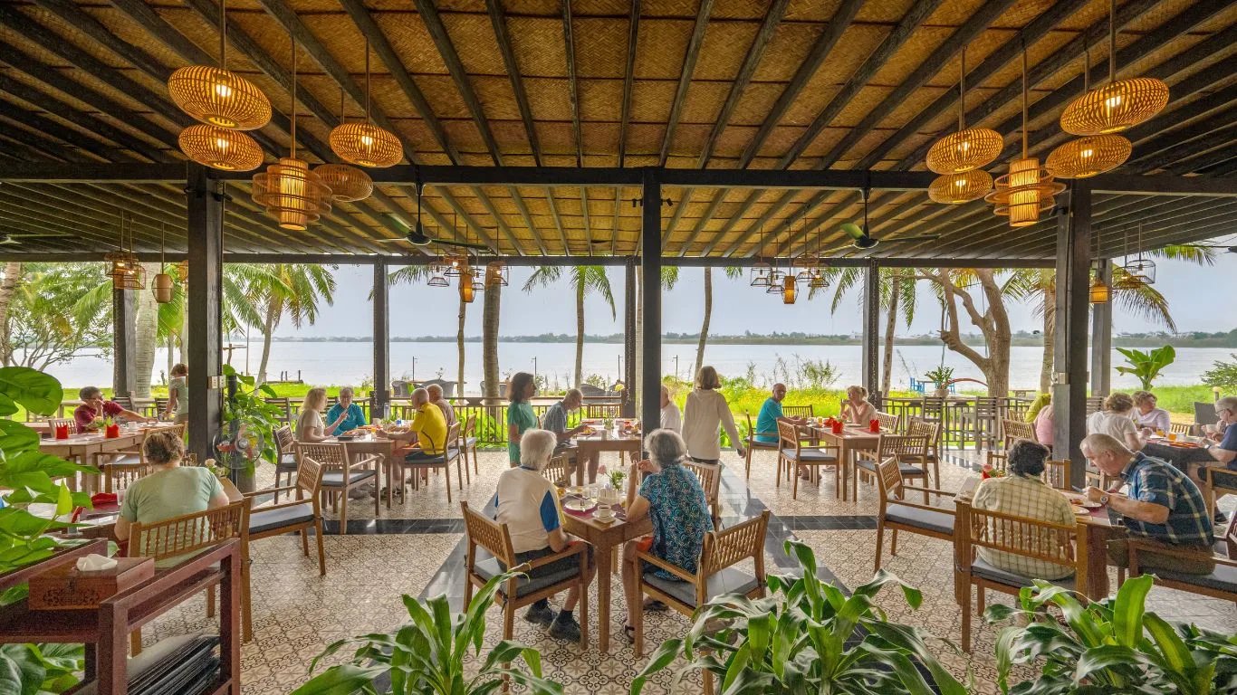 Vinh Hung Riverside Resort & Spa, red tile restaurant