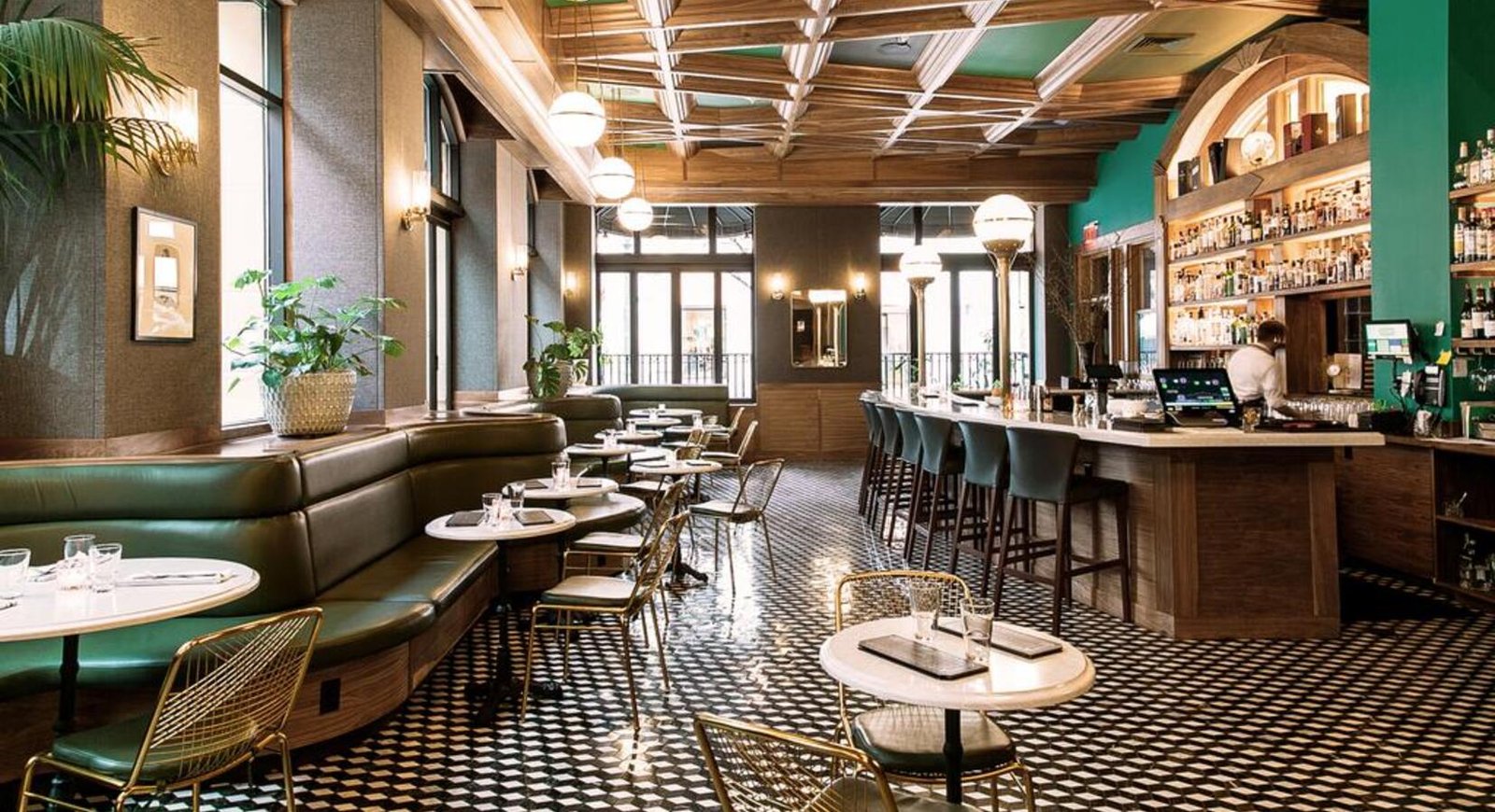 Dossier Hotel, at the table