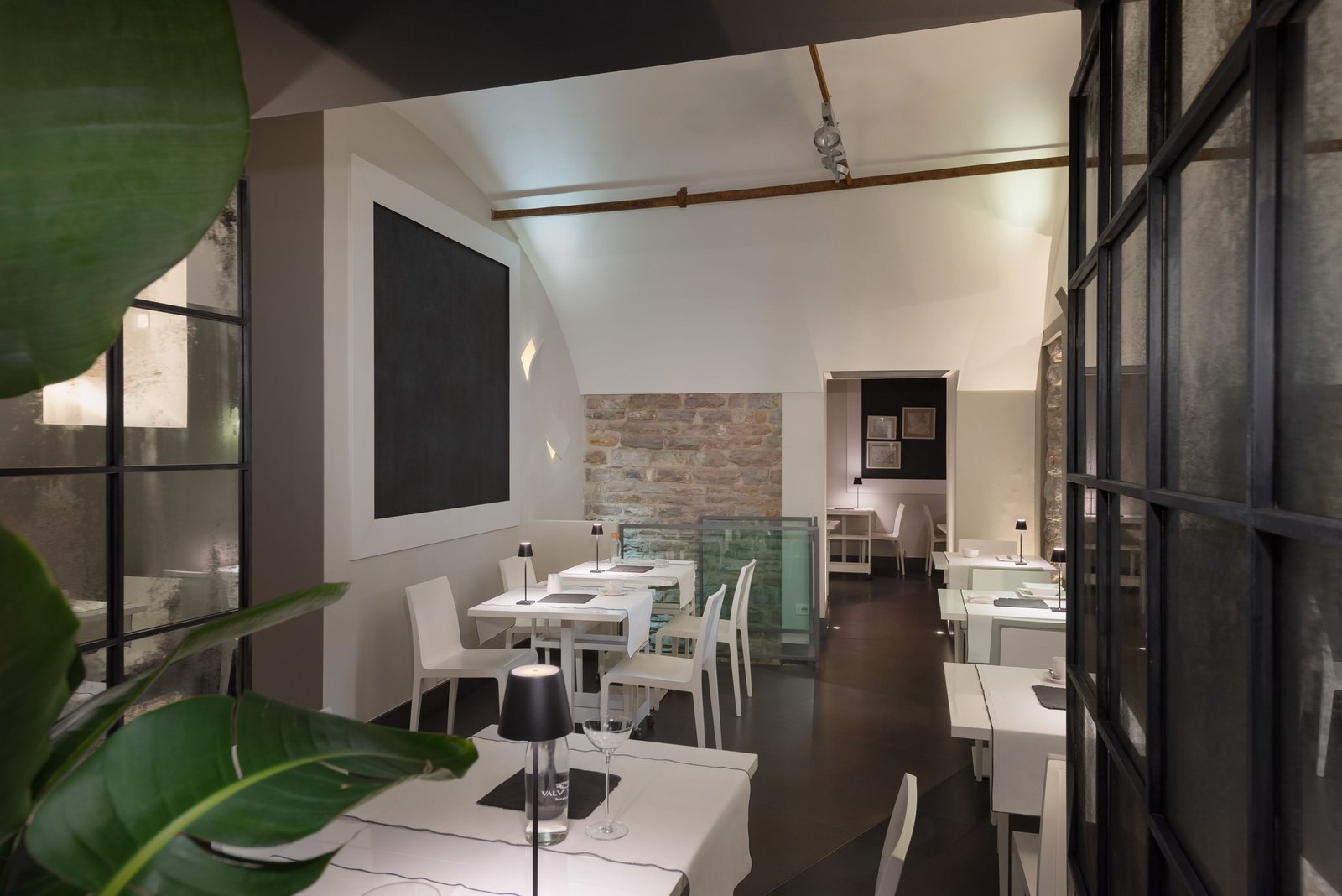 GombitHotel, at the table