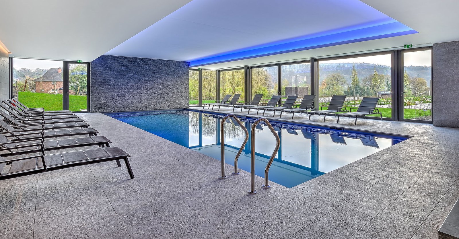 R hotel experiences et Umami, the pool