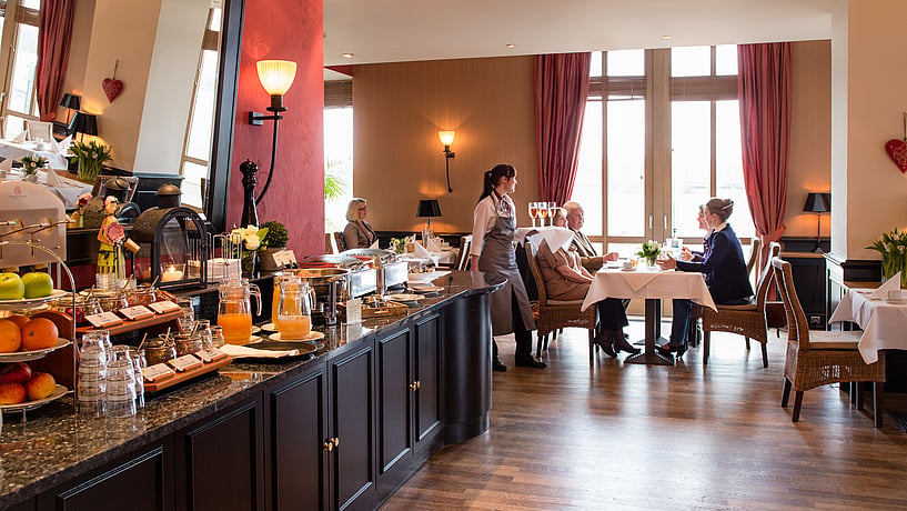 HSZ Hotel Speicher am Ziegelsee GmbH, at the table