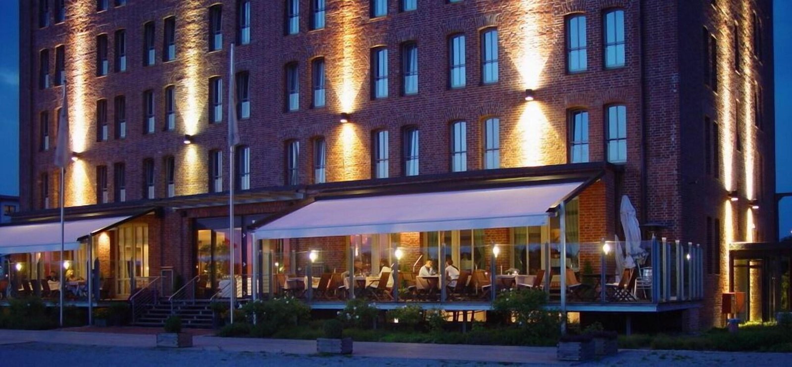 HSZ Hotel Speicher am Ziegelsee GmbH, at the table