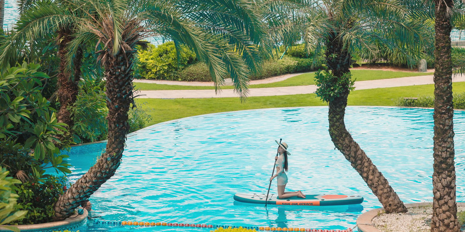Hualuxe Hotels & Resorts Haikou Seaview, the pool
