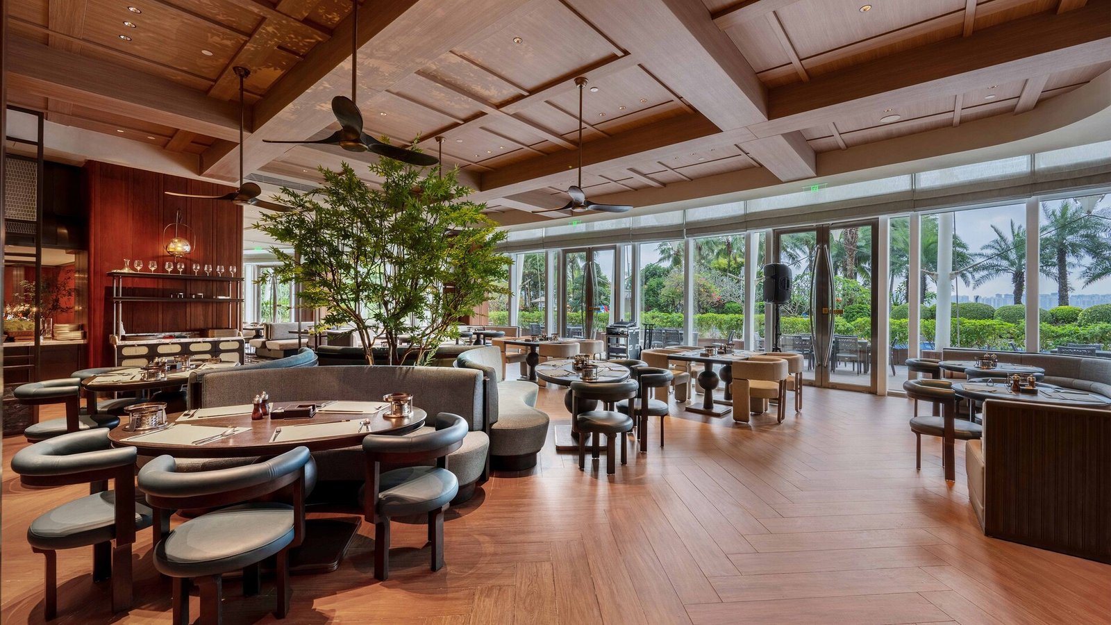 Hualuxe Hotels & Resorts Haikou Seaview, at the table
