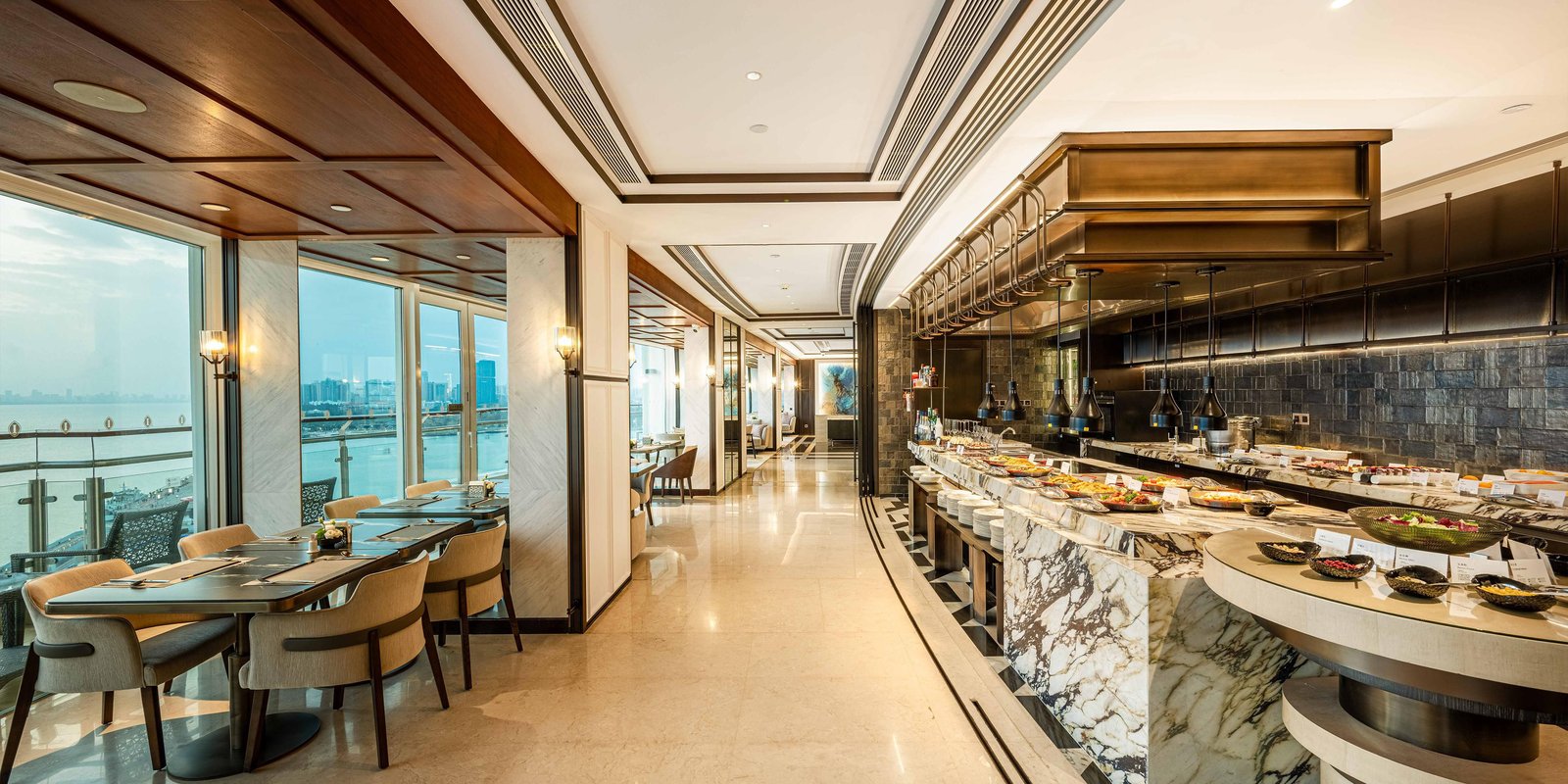 Hualuxe Hotels & Resorts Haikou Seaview, at the table
