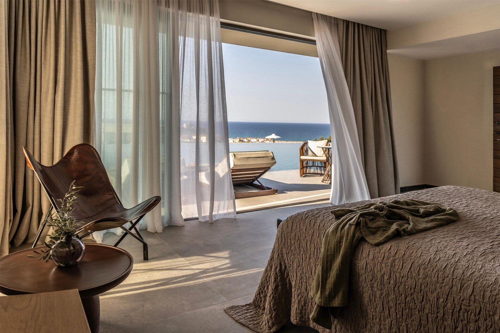 King Jason Zante, rooms