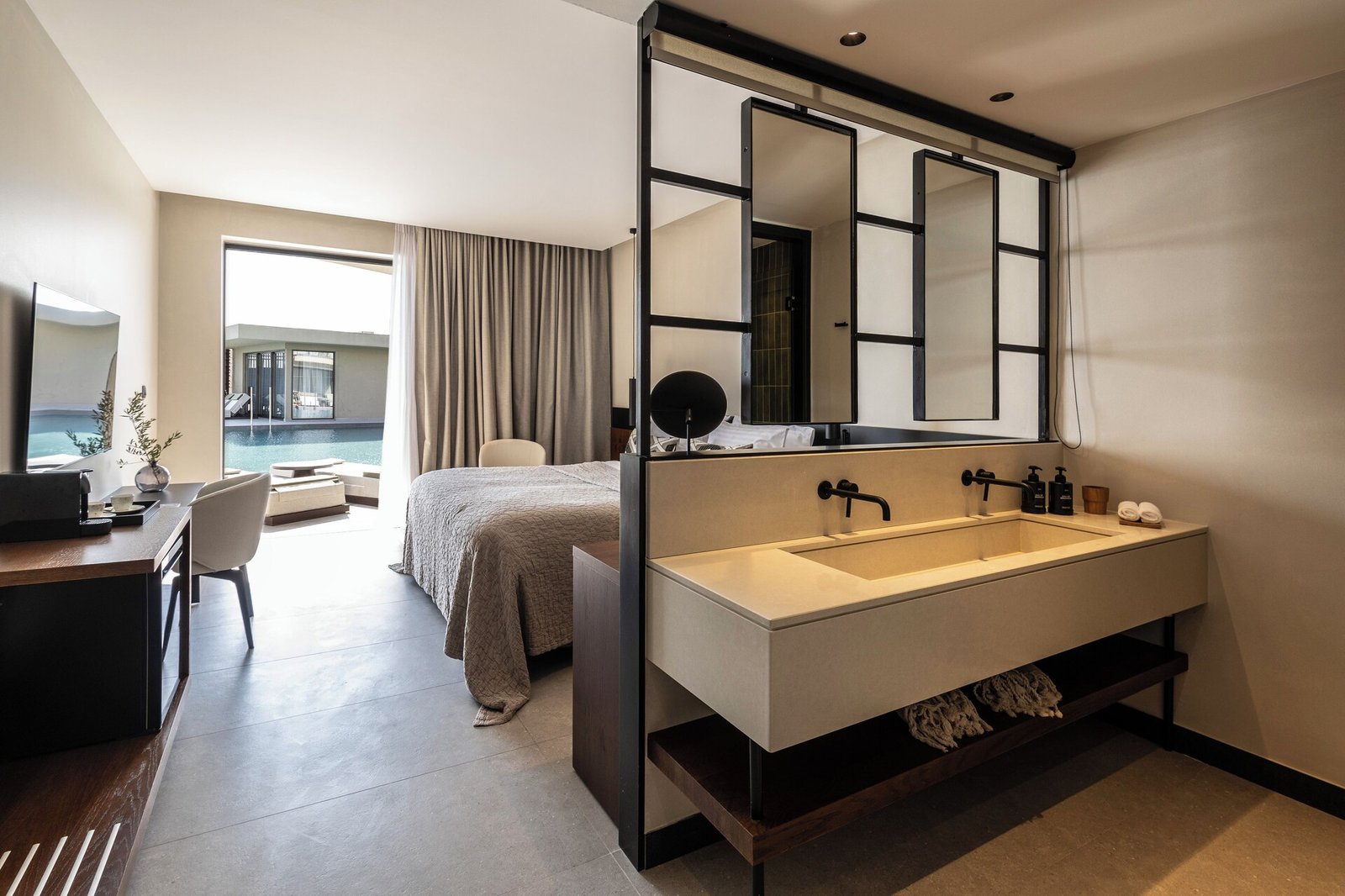 King Jason Zante, rooms