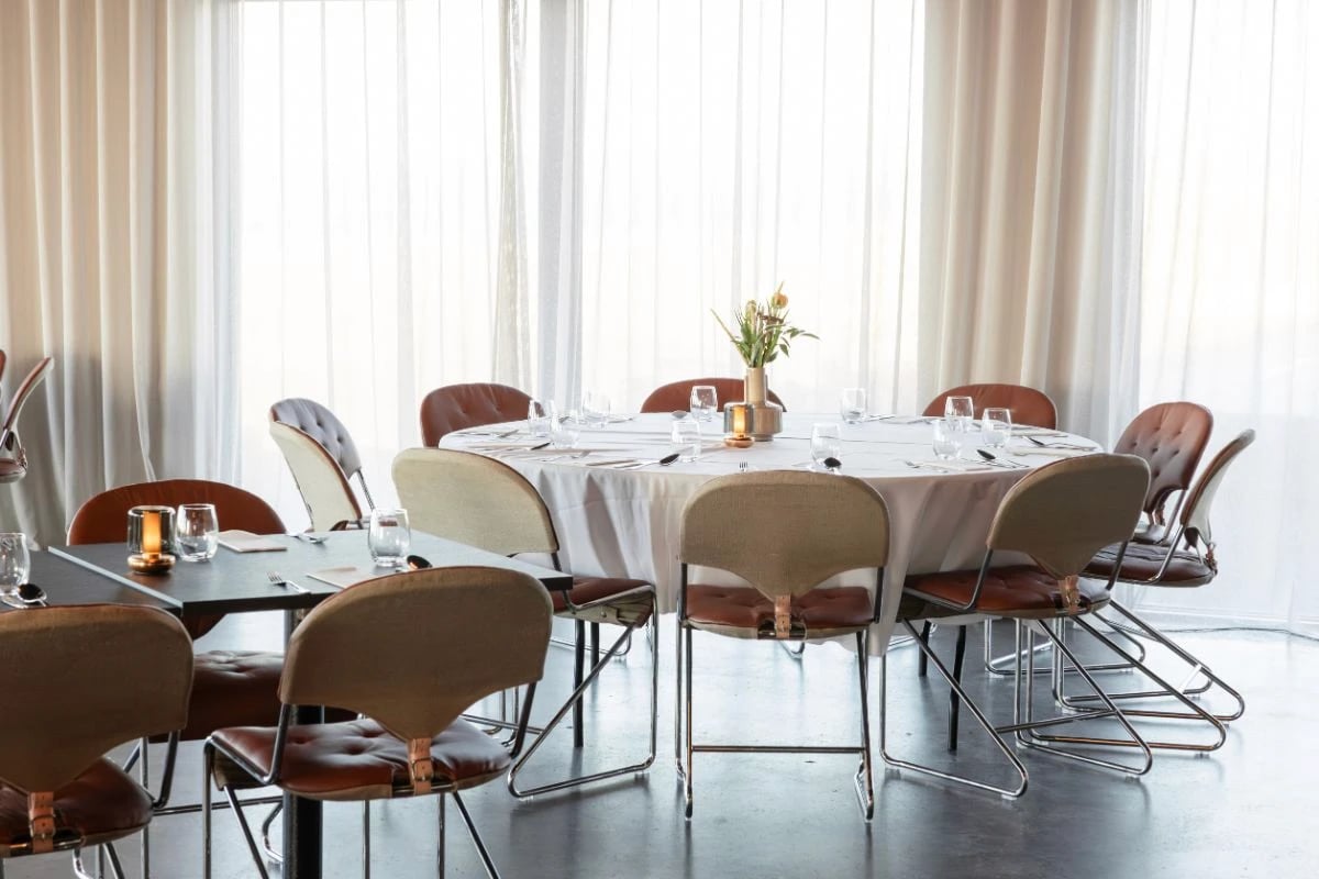 Black Sand Hotel, ómur restaurant