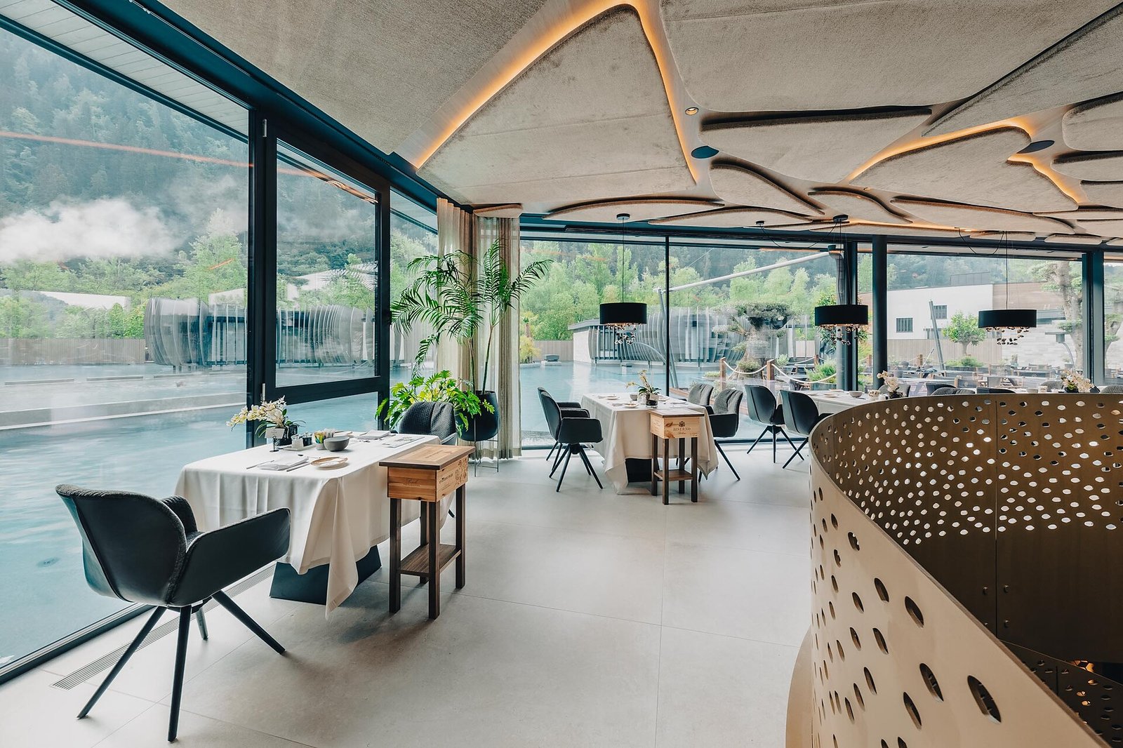 Quellenhof See Lodge, at the table